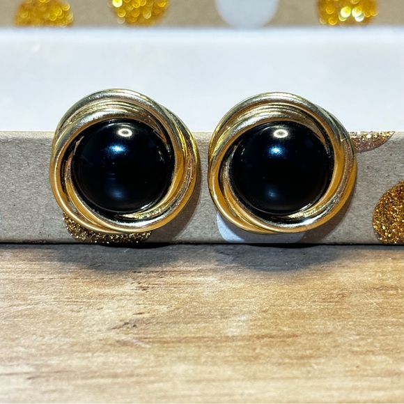 Vintage Crown Trifari copyright gold tone and black pierced earrings. - Picture 4 of 7